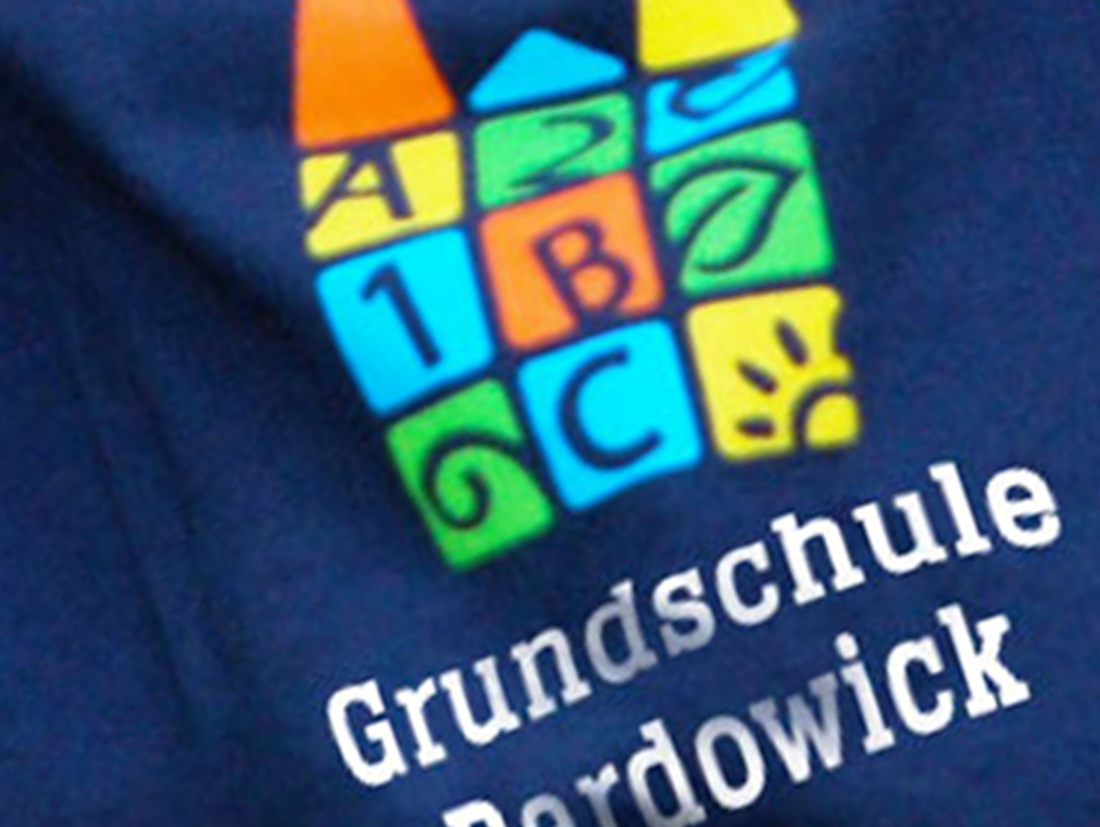 Logo Grundschulde Bardowick auf einem T Shirt