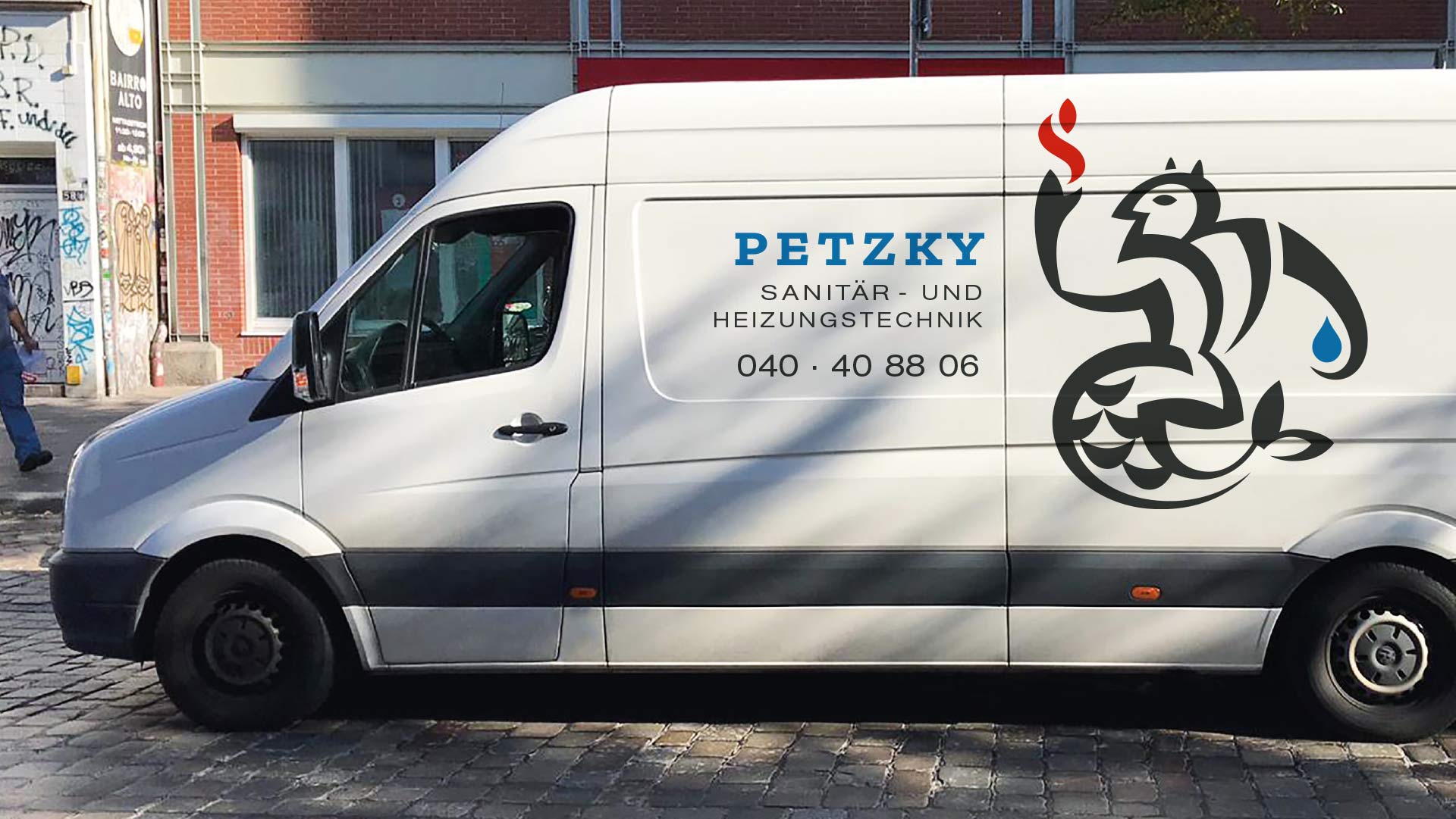beschriftetes Auto der Firma Petzky Sanitär- und Heizungstechnik in einer Hamburger Straße