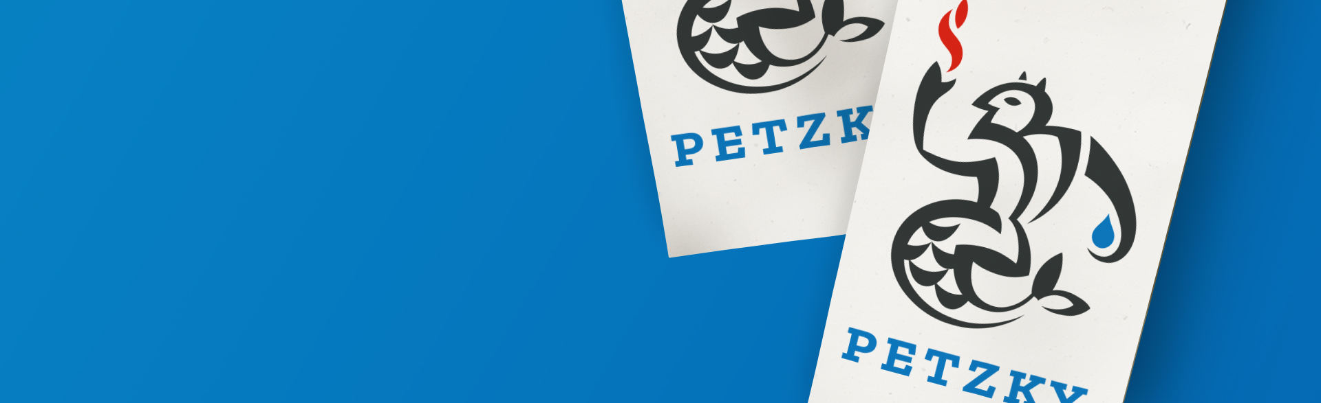 zwei Visitenkarten des Sanitärtechnikers Petzky mit dem Logo halb Teufel, halb Wassermann