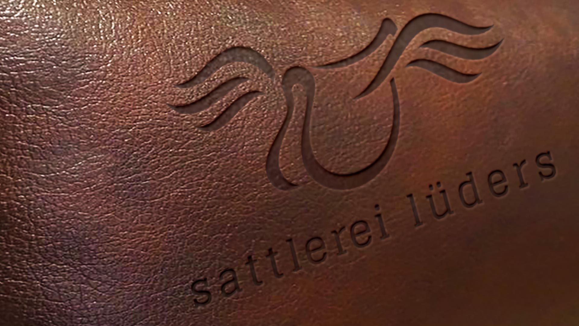 Logo Sattlerei Lüders geprägt in ein Stück Leder