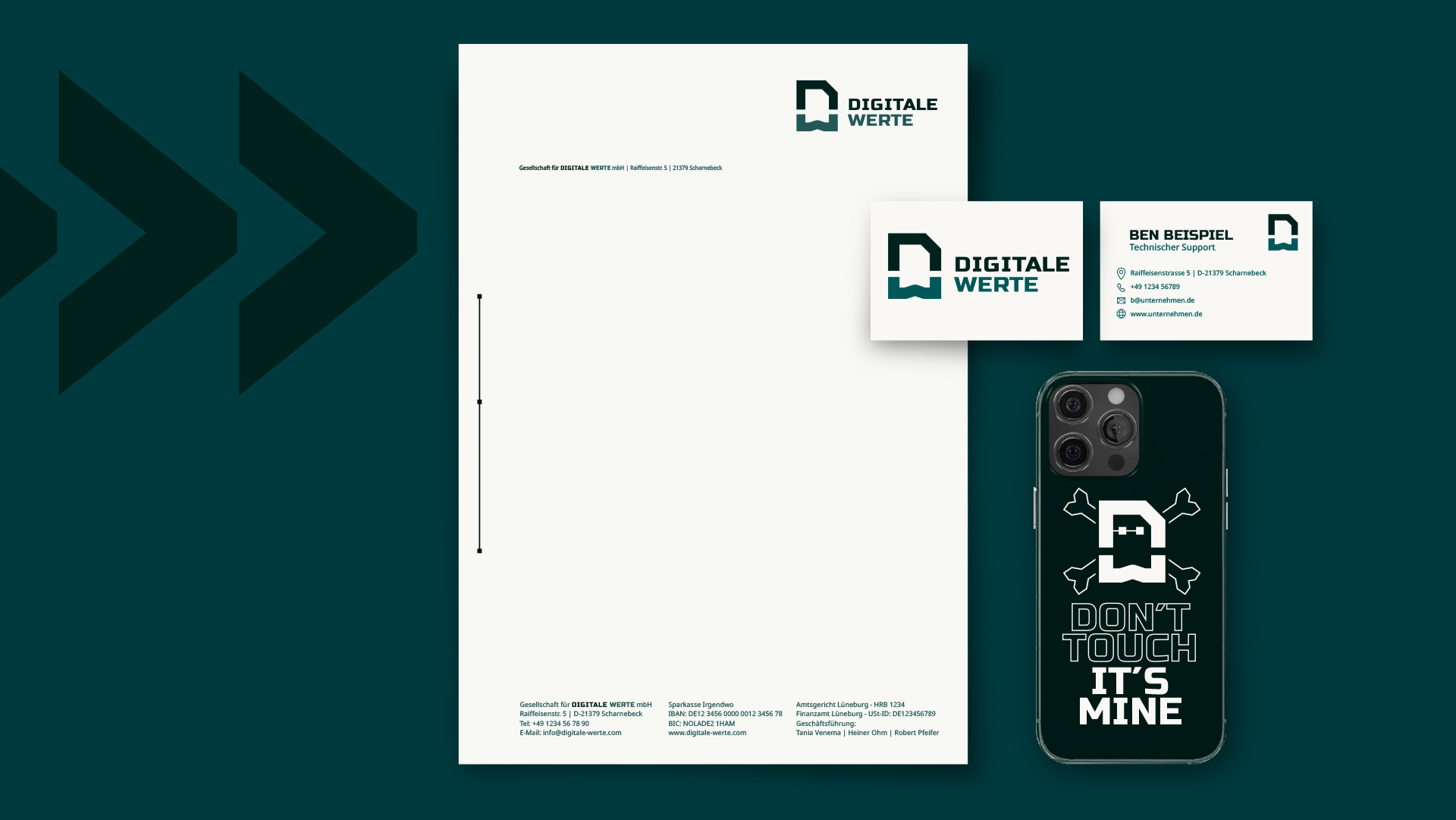 Ansicht eines Laptops auf einem Holztisch, daneben ein Becher Tee und ein frischer Salbeizweig - auf dem Laptop zu sehen ist die Starseiteder Website Sarah Schumanns